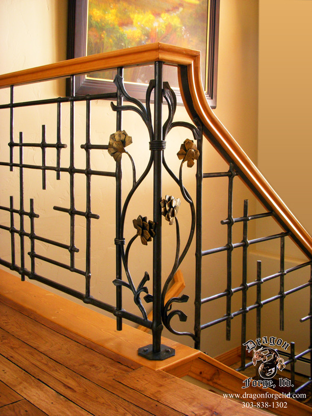 Idée de décoration pour un escalier droit craftsman de taille moyenne avec des marches en bois et des contremarches en bois.