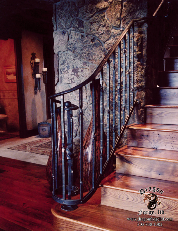 デンバーにあるお手頃価格の小さなトラディショナルスタイルのおしゃれな直階段の写真