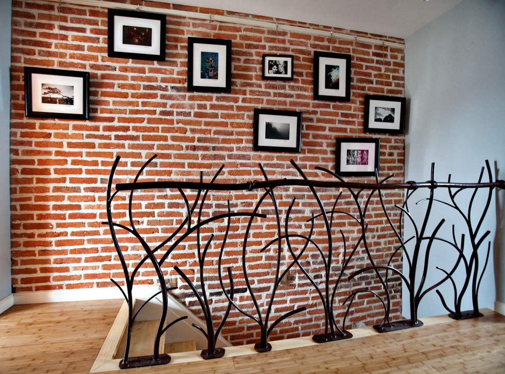 Idée de décoration pour un escalier bohème avec des marches en bois.