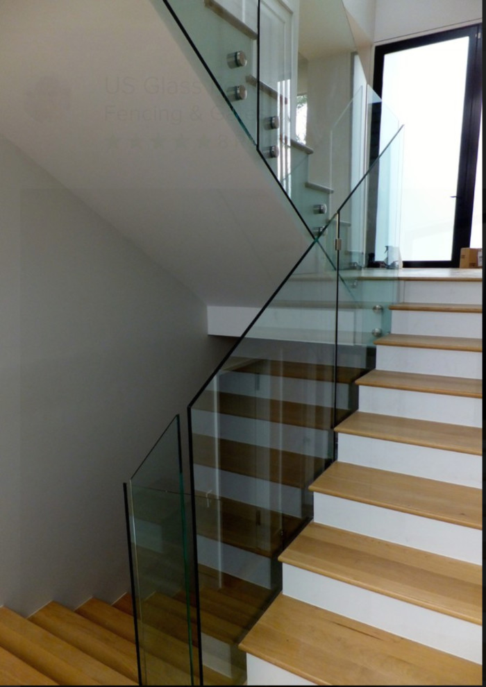 Inspiration pour un escalier peint droit design de taille moyenne avec des marches en bois.