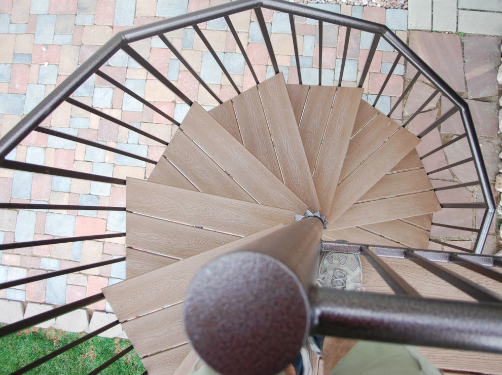 Diseño de escalera de caracol moderna de tamaño medio con escalones de madera y contrahuellas de metal