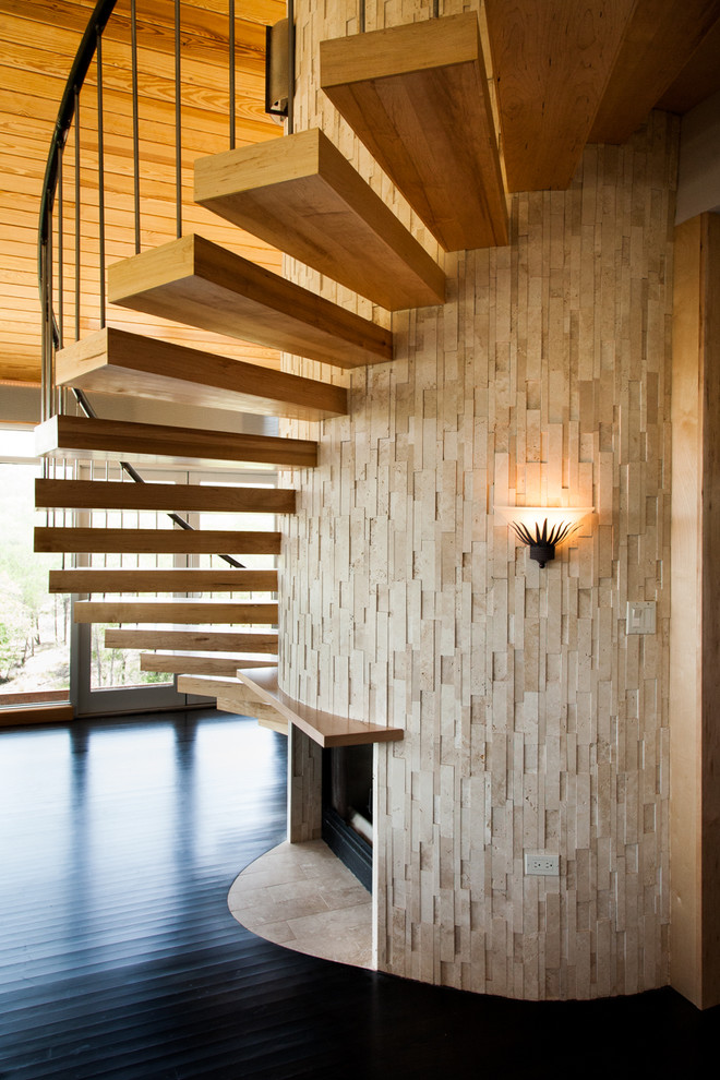 Imagen de escalera curva contemporánea sin contrahuella con escalones de madera