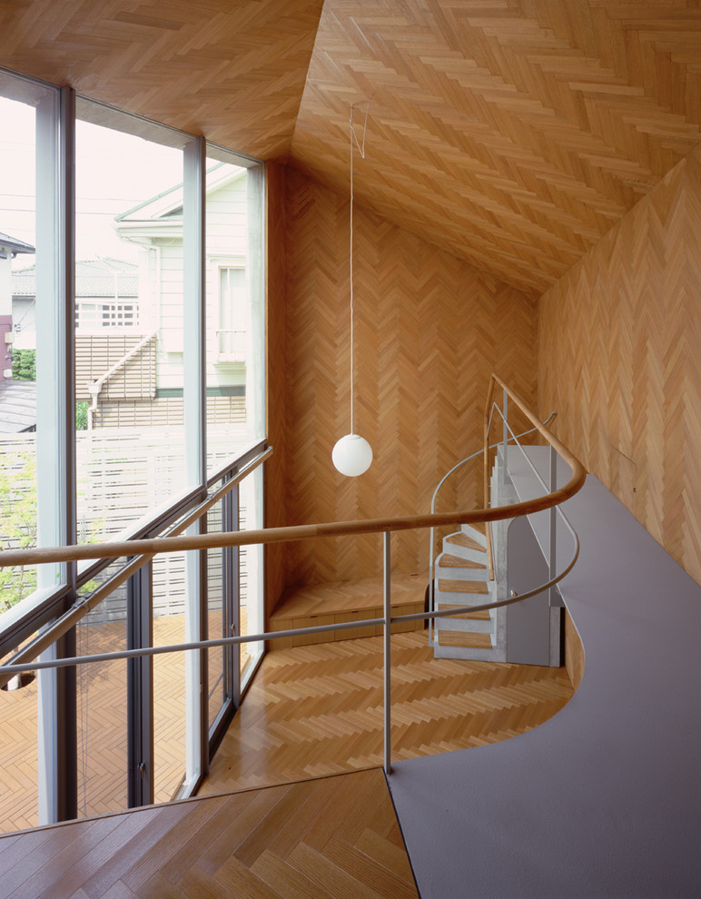 Стильный дизайн: маленькая изогнутая лестница в современном стиле с деревянными ступенями для на участке и в саду - последний тренд