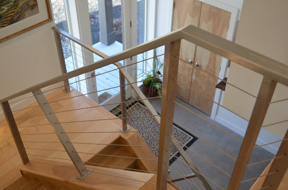 Staircase - contemporary staircase idea in Cincinnati