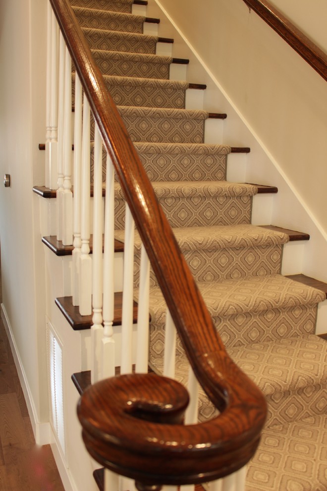 Ejemplo de escalera recta clásica renovada grande con escalones de madera y contrahuellas de madera pintada