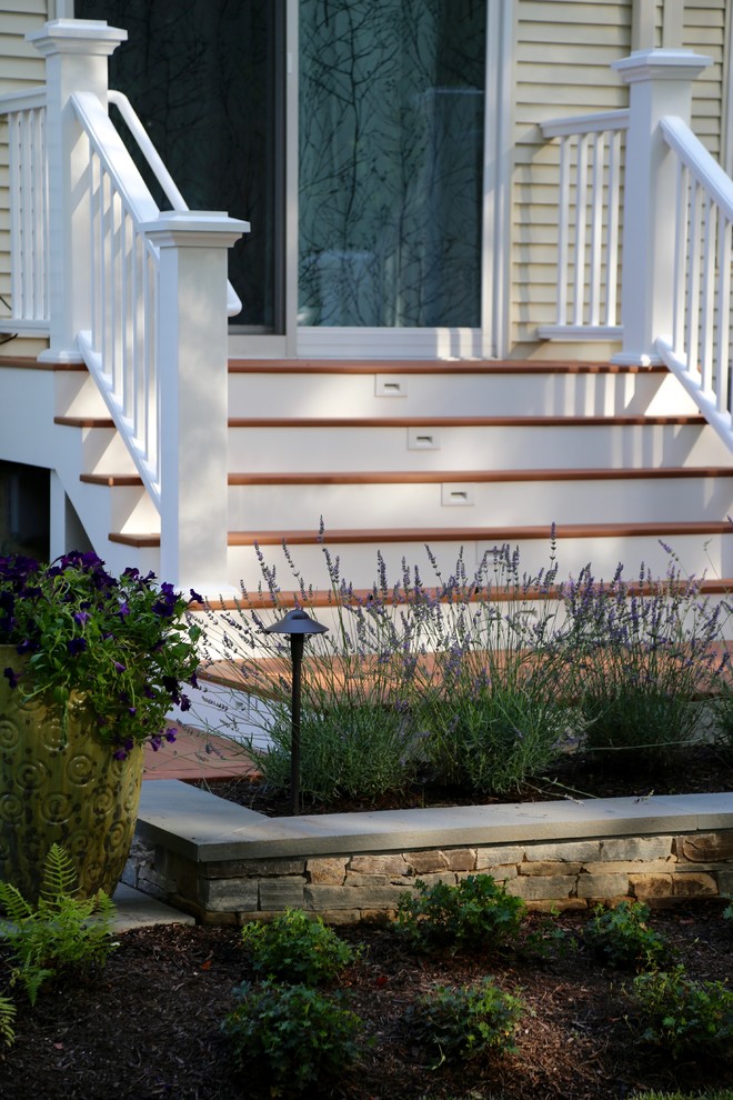 Foto de escalera en L contemporánea de tamaño medio con escalones de madera pintada, contrahuellas de madera pintada y barandilla de madera