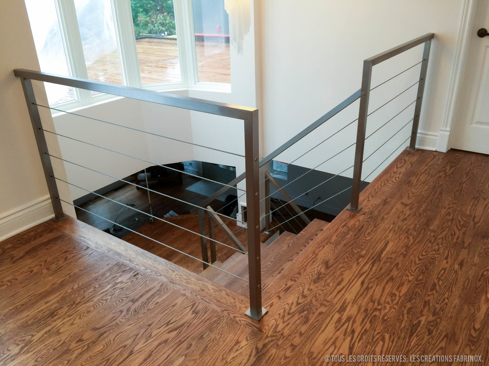 Идея дизайна: большая угловая металлическая лестница в стиле лофт с металлическими ступенями