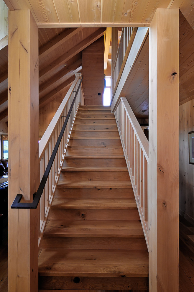 Diseño de escalera recta clásica con escalones de madera, contrahuellas de madera y barandilla de madera