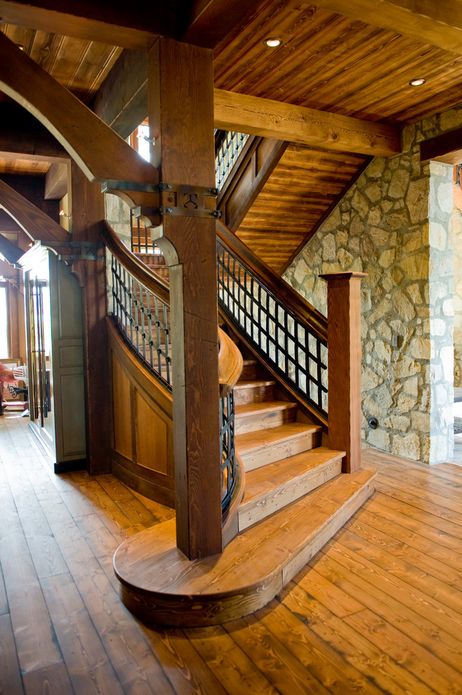 Diseño de escalera en U rústica grande con escalones de madera y contrahuellas de madera
