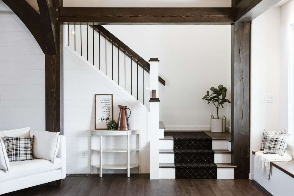 Ejemplo de escalera en L de estilo de casa de campo con escalones de madera, contrahuellas de madera pintada y barandilla de varios materiales