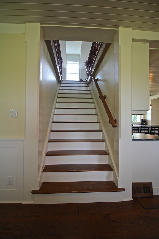Стильный дизайн: прямая деревянная лестница в стиле кантри с деревянными ступенями - последний тренд