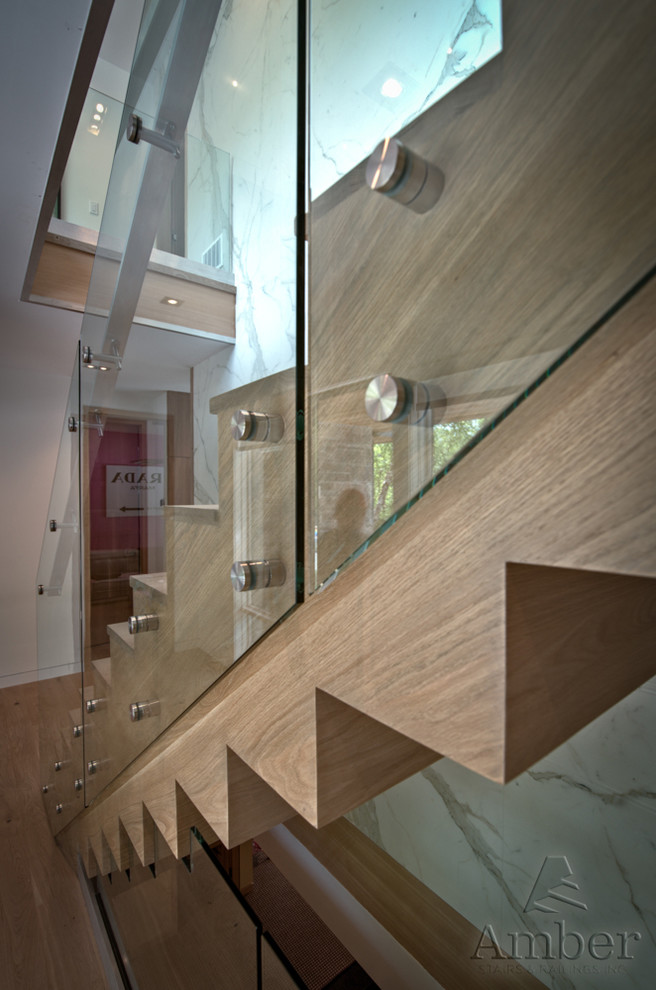 На фото: большая деревянная лестница на больцах в стиле модернизм с деревянными ступенями с