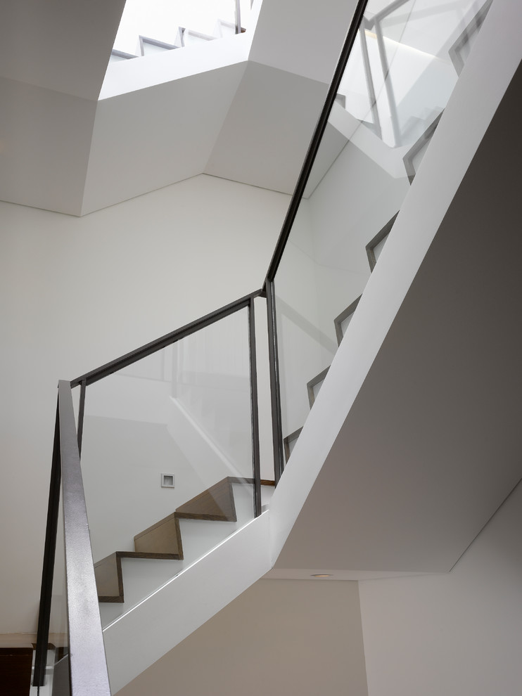 На фото: большая п-образная деревянная лестница в стиле модернизм с деревянными ступенями и стеклянными перилами