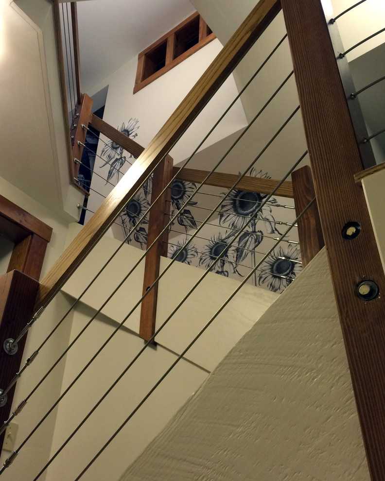 Foto de escalera en U minimalista pequeña con escalones de madera