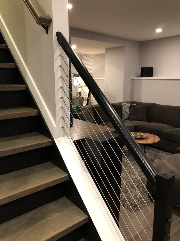 Diseño de escalera recta clásica renovada de tamaño medio sin contrahuella con escalones de madera y barandilla de cable