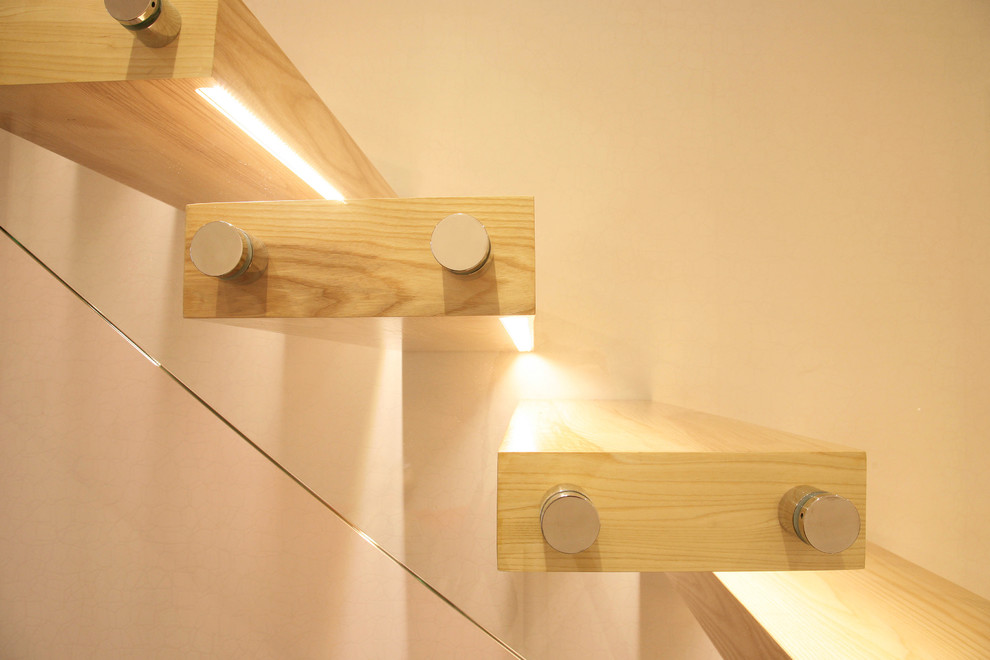 Modelo de escalera suspendida escandinava sin contrahuella con escalones de madera