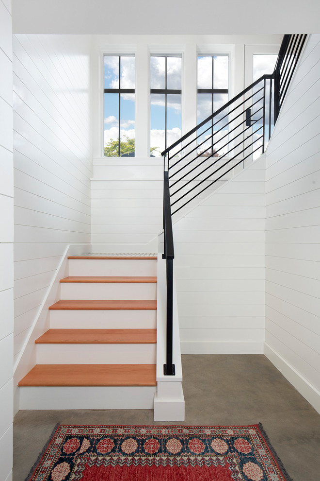 Идея дизайна: п-образная деревянная лестница среднего размера в стиле кантри с деревянными ступенями и металлическими перилами