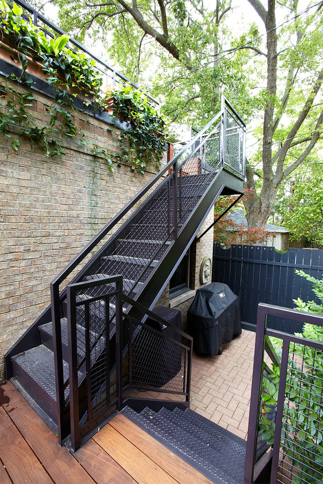 Идея дизайна: п-образная металлическая лестница среднего размера в стиле неоклассика (современная классика) с металлическими ступенями и металлическими перилами