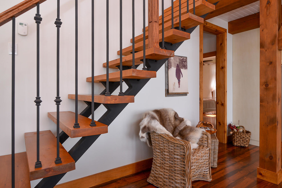 Modelo de escalera suspendida de estilo americano sin contrahuella con escalones de madera