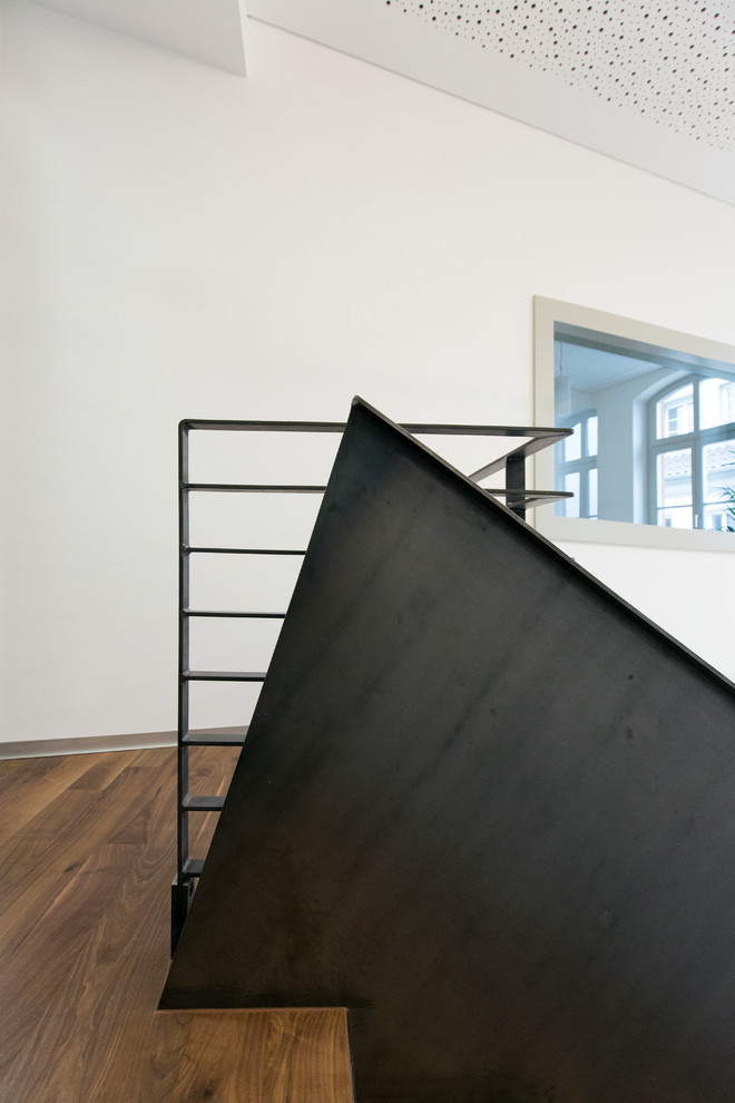 Foto de escalera en U industrial grande con escalones de madera y contrahuellas de metal