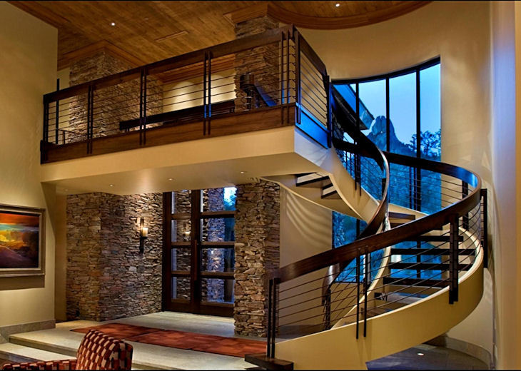 Идея дизайна: огромная винтовая лестница в современном стиле с деревянными ступенями без подступенок