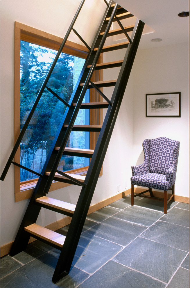 Идея дизайна: прямая лестница в современном стиле с деревянными ступенями и металлическими перилами без подступенок