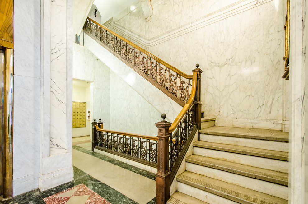 Свежая идея для дизайна: большая лестница на больцах в классическом стиле с деревянными перилами без подступенок - отличное фото интерьера