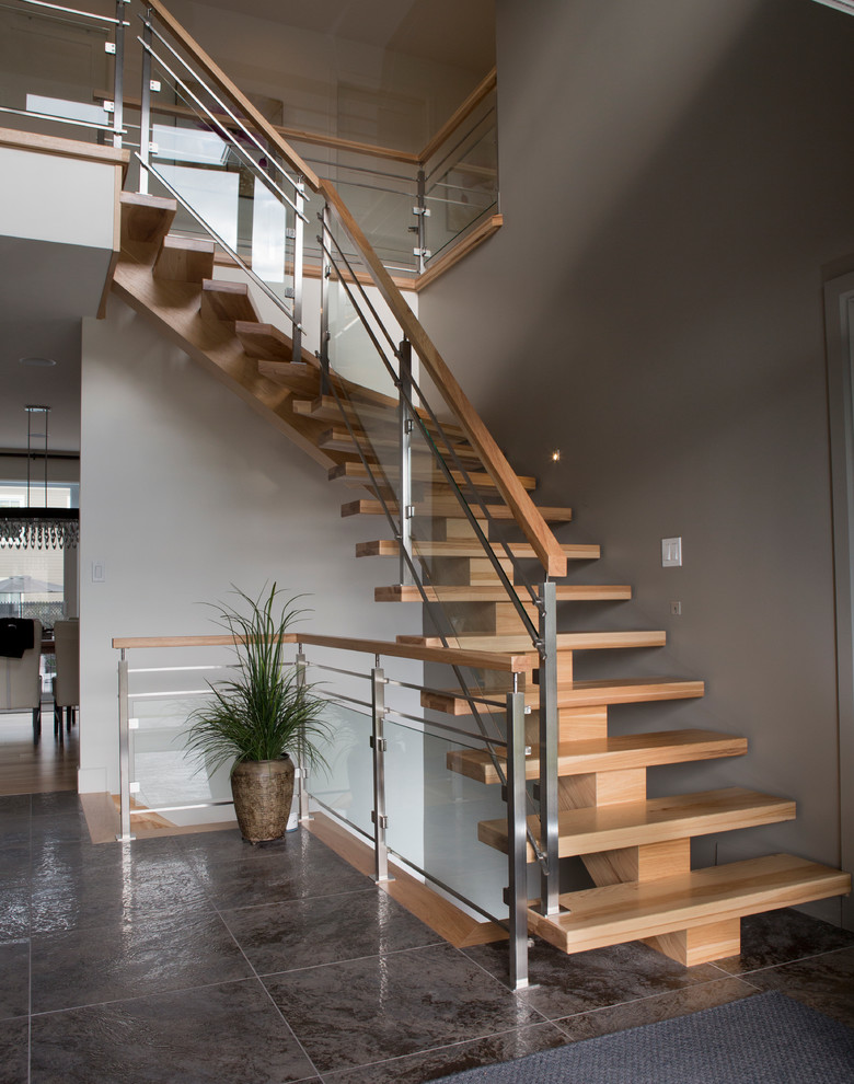 На фото: изогнутая лестница среднего размера в современном стиле с деревянными ступенями без подступенок с
