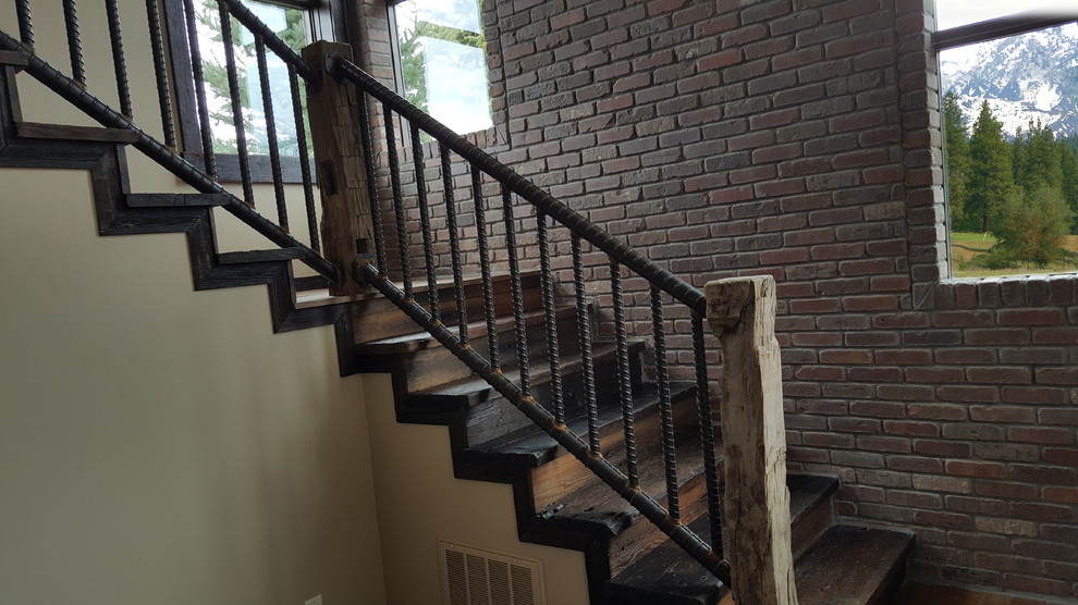 Источник вдохновения для домашнего уюта: большая угловая деревянная лестница в стиле лофт с деревянными ступенями и металлическими перилами
