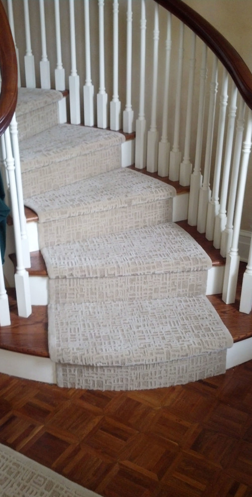 Источник вдохновения для домашнего уюта: большая лестница в стиле неоклассика (современная классика) с ступенями с ковровым покрытием и ковровыми подступенками
