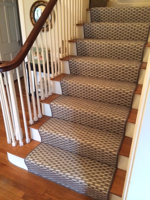 На фото: угловая лестница среднего размера в стиле неоклассика (современная классика) с ступенями с ковровым покрытием и ковровыми подступенками
