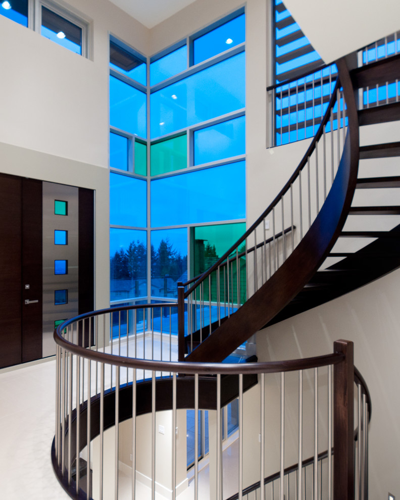 На фото: изогнутая лестница в современном стиле с деревянными ступенями без подступенок