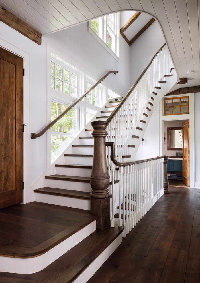 Foto de escalera campestre con escalones de madera y contrahuellas de madera pintada
