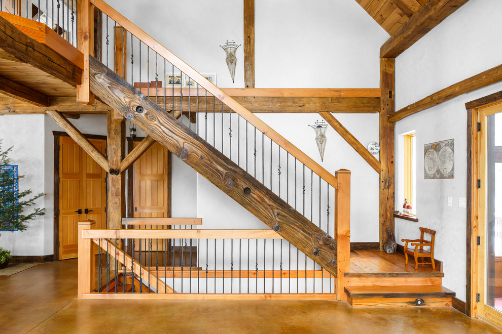 Ejemplo de escalera en L rural con escalones de madera y contrahuellas de madera