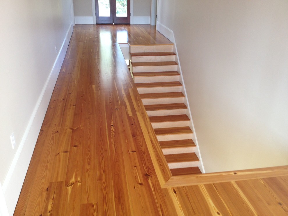 Imagen de escalera recta clásica de tamaño medio con escalones de madera