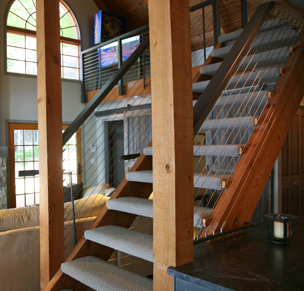 На фото: прямая лестница среднего размера в стиле лофт с ступенями с ковровым покрытием и ковровыми подступенками с