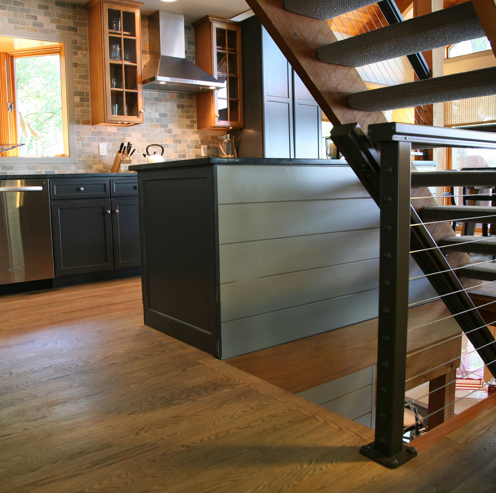 Gerade, Mittelgroße Industrial Treppe mit Teppich-Treppenstufen und Teppich-Setzstufen in Milwaukee