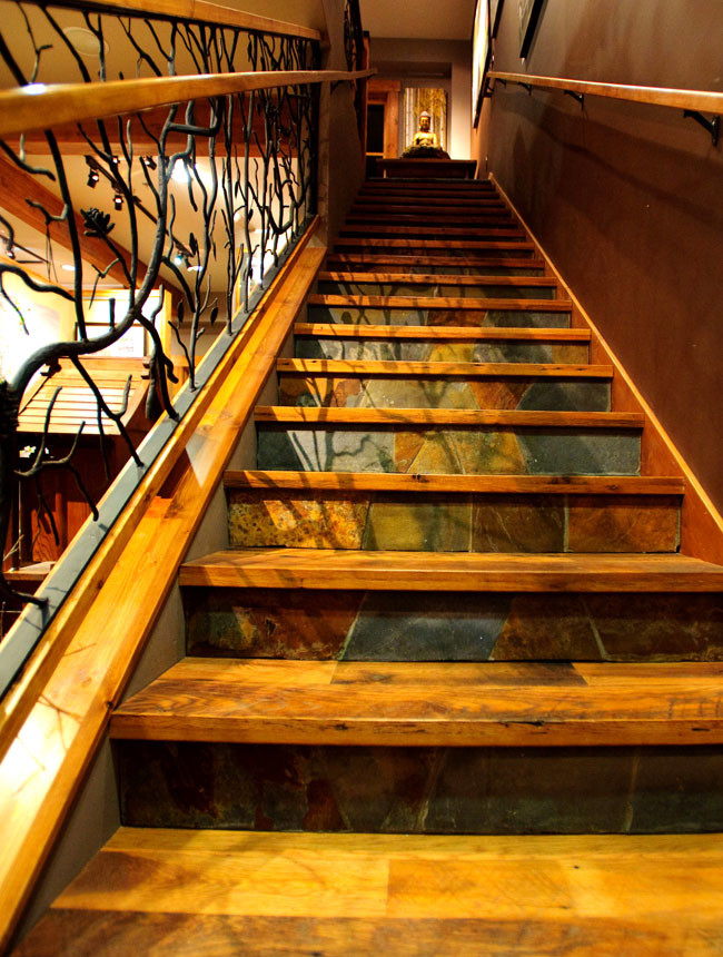 Inspiration pour un escalier traditionnel en L de taille moyenne avec des marches en bois, des contremarches en ardoise et un garde-corps en métal.