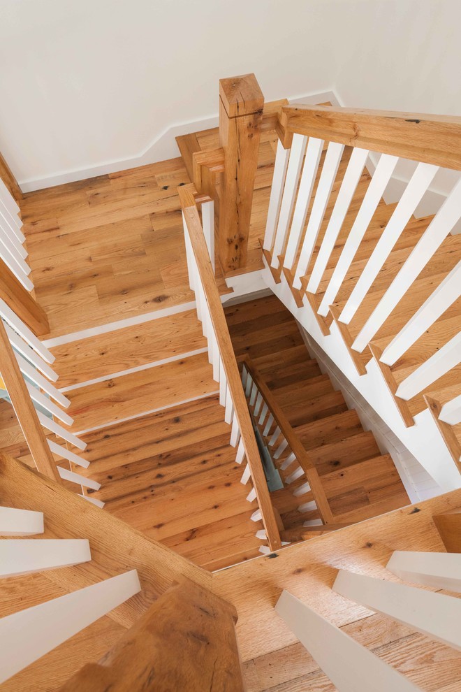 Идея дизайна: винтовая лестница в классическом стиле с деревянными ступенями и крашенными деревянными подступенками