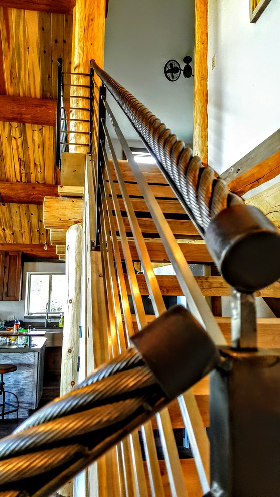Пример оригинального дизайна: угловая лестница среднего размера в стиле кантри с деревянными ступенями и металлическими перилами без подступенок