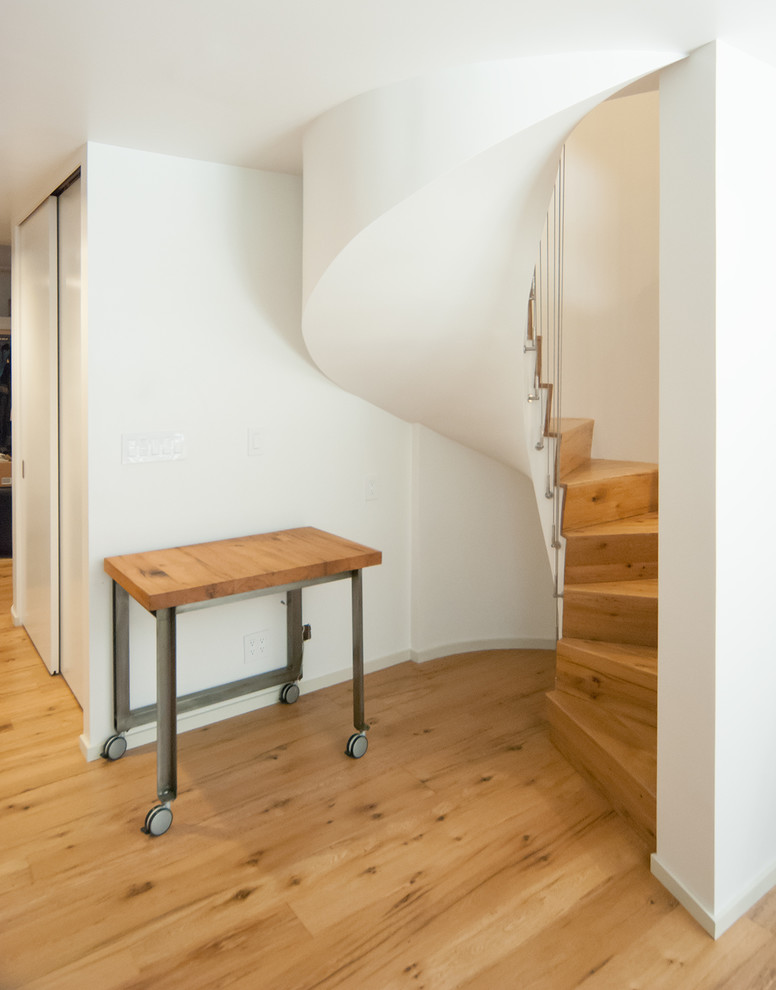 Идея дизайна: винтовая деревянная лестница в современном стиле с деревянными ступенями