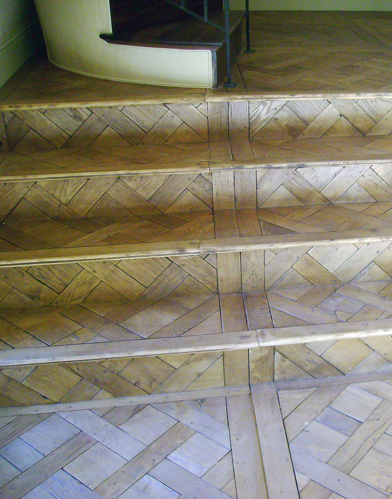 Foto di una piccola scala a rampa dritta tradizionale con pedata in legno e alzata in legno