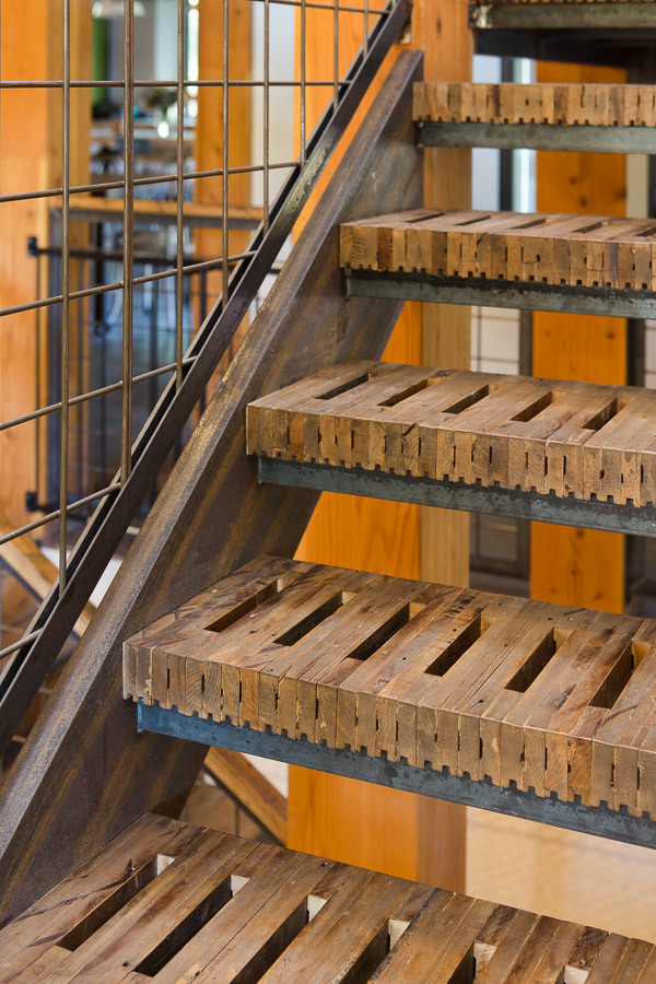ソルトレイクシティにあるインダストリアルスタイルのおしゃれな階段の写真