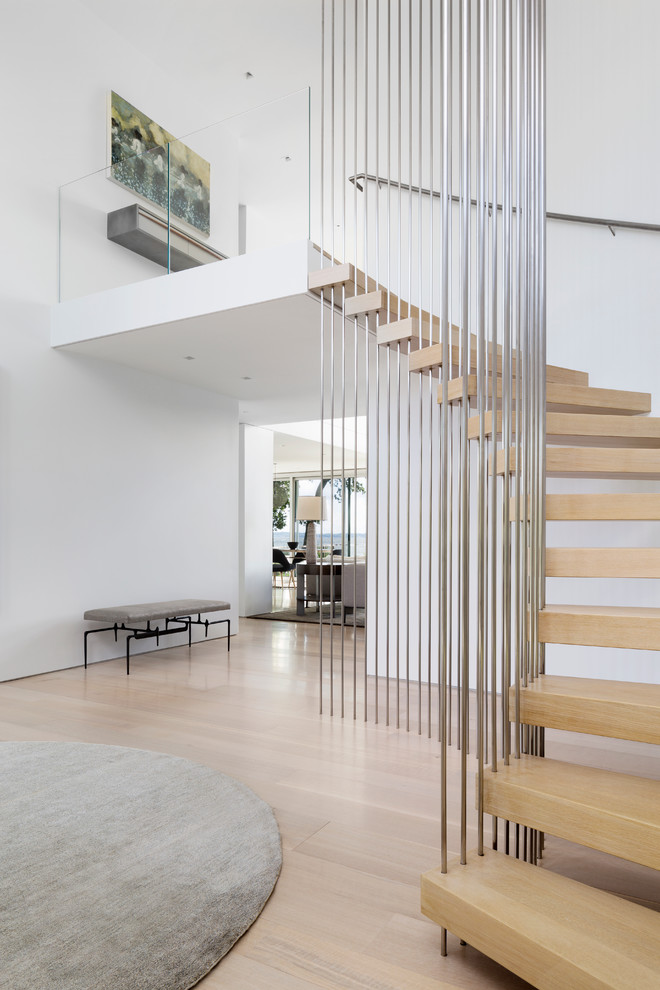 Idée de décoration pour un escalier sans contremarche flottant design avec des marches en bois et éclairage.