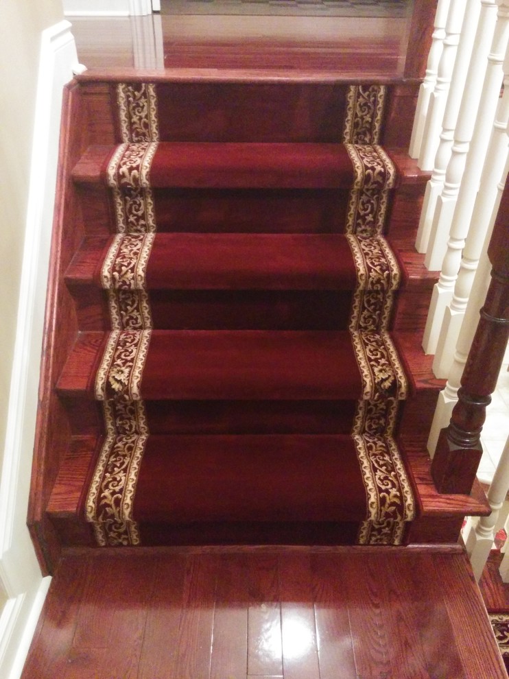 На фото: прямая лестница среднего размера в классическом стиле с ступенями с ковровым покрытием и ковровыми подступенками с