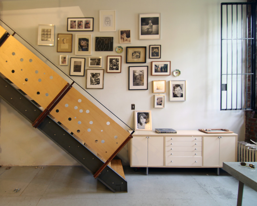 Cette image montre un escalier droit urbain de taille moyenne avec des marches en bois et un garde-corps en bois.