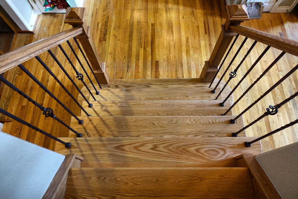 Пример оригинального дизайна: прямая деревянная лестница среднего размера в классическом стиле с деревянными ступенями
