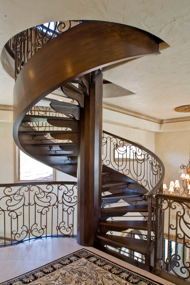 Imagen de escalera de caracol mediterránea sin contrahuella con escalones de madera