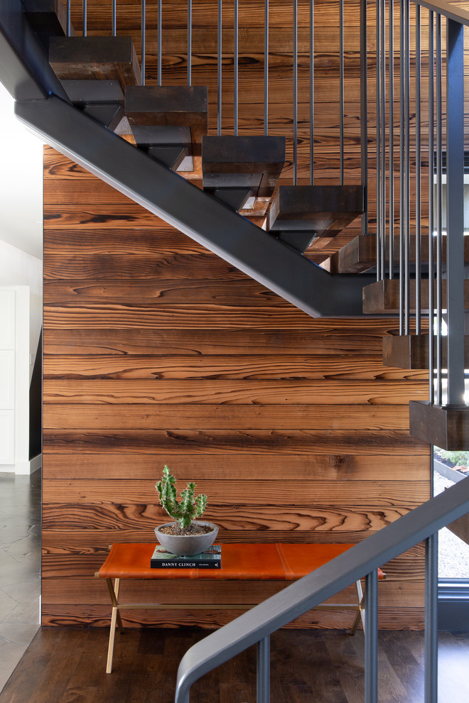 Schwebende, Große Moderne Holztreppe mit Holz-Setzstufen und Stahlgeländer in Austin