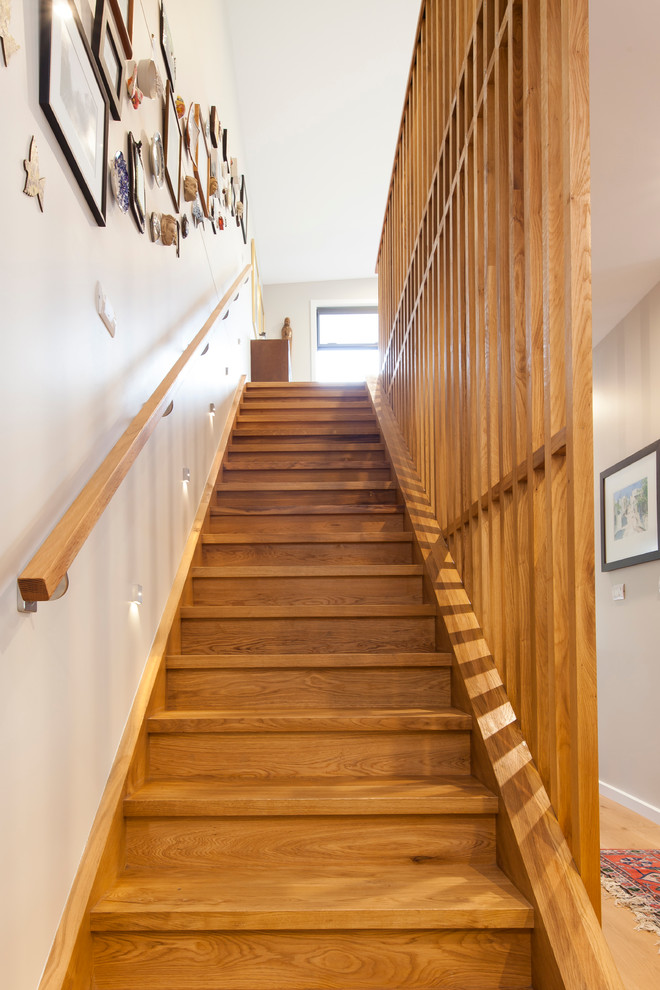 Ejemplo de escalera recta tradicional renovada con escalones de madera y contrahuellas de madera